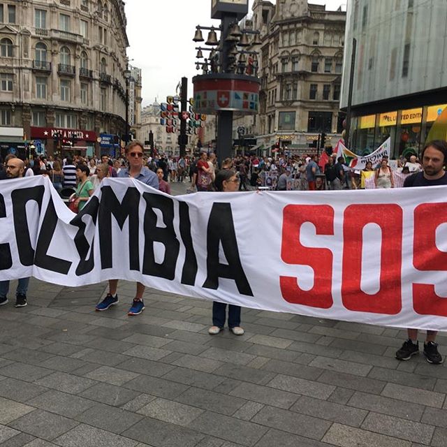 Colombia S.O.S. 
No más líderes sociales asesinados. 
One of our first clients sent us these pictures from London. While we advocate for peace & human rights here in 🇨🇴, they give us a voice there. 
Tourism builds peace, that is for sure.
For a more empathetic world 🌎🕊
PAZ
.
.
.
.
.
.
.
.
.
#soscolombia #nomaslideresasesinados #nosestanmatando #london #ukcolombia #tourism #transformativetourism #responsibletourism #humanrights #lideressociales #pazencolombia #colombia