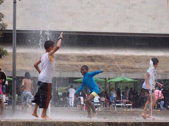 Enjoying the city is part of a happy childhood! These  are memories that will last forever 💜
#travelforjustice .
.
.
.
.
.
.
.
.
.
.
#medellin #medellincolombia #travelmemories #travelincolombia #urbantransformation #rebirth #transformacionurbana #ninez #childhood #protectchildren #humanrights #responsibletourism #sustainabletourism #travelblog #picoftheday #publicspace #urbanplanning #calidaddevida #antioquia #pazencolombia #peaceincolombia
